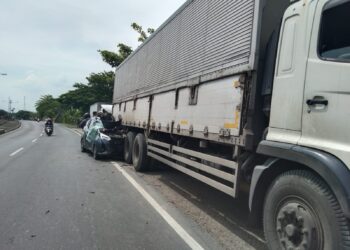 Diduga Akibat Pengemudi Ngantuk, Minibus Terhimpit Ke Kolong Truk di Pantura Subang