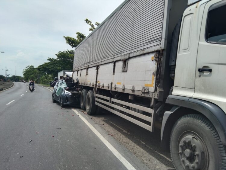 Diduga Akibat Pengemudi Ngantuk, Minibus Terhimpit Ke Kolong Truk di Pantura Subang