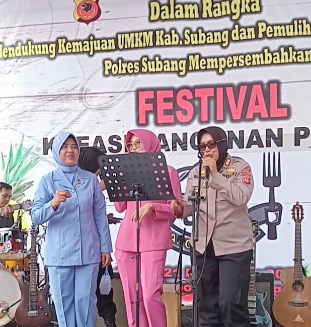 Dengan Suara yang “Halimpu”, Kapolres Subang Bernyanyi di Festival Kreasi Pangan Presisi