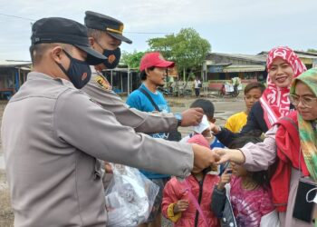 Lindungi Pengunjung dengan Terapkan Prokes, Kapolsek Legonkulon Bagikan Masker Gratis