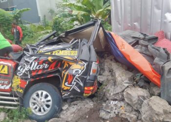 Pecah Ban di Pantura Pusakanagara Subang, Pick Up Pengangkut Bawang Hantam Beton Pembatas