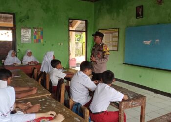 Bhabinkamtibmas Polsek Legonkulon Berikan Edukasi pada Siswa SD Bahaya Cikbul