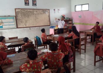 Bangkitkan Gairah Pembelajaran, Guru SDN Palasari Berikan Pembelajaran Motorik Terhadap Siswa