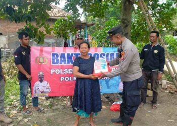 Ringankan Kebutuhan Korban Angin Puting Beliung, Kapolsek Legonkulon Berikan Bansos