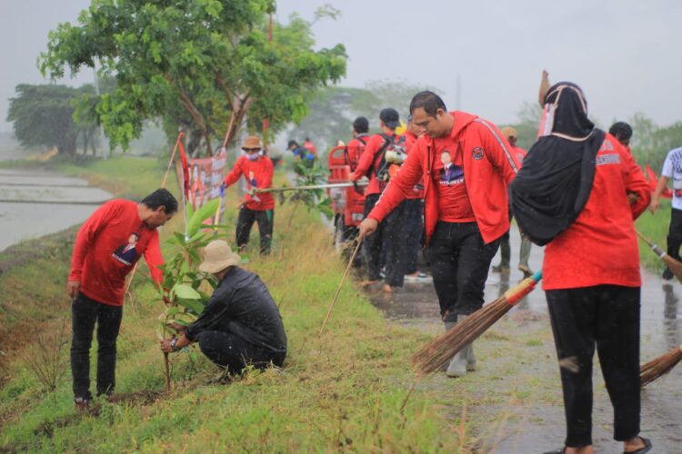 Hujan Petir, Sedulur TB Hasanuddin Tak Gentar Tanam Pohon dan Bersihkan Sungai Kamal Sukasari Peringati HUT PDIP