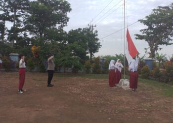 Jadi Irup di SD, Bhabinkamtibmas Polsek Legonkulon Tanamkan Disiplin Sejak Dini