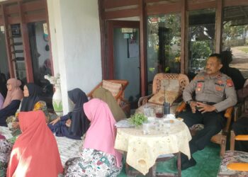 Hadir Dalam Pengajian Rutin Ibu Muslimat, Kapolsek Legonkulon Sampaikan Pesan Kamtibmas
