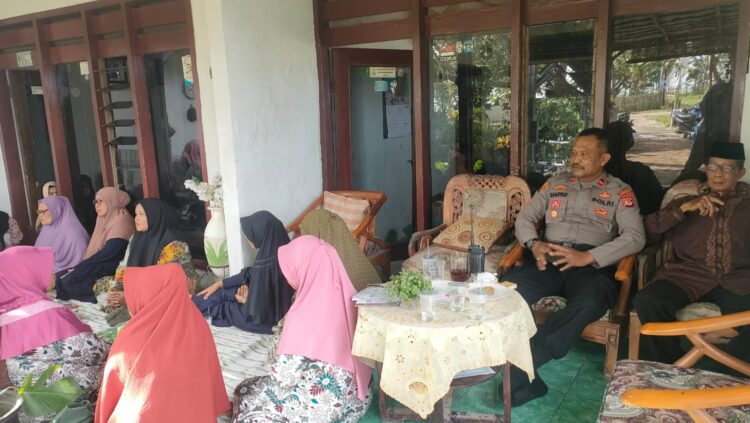 Hadir Dalam Pengajian Rutin Ibu Muslimat, Kapolsek Legonkulon Sampaikan Pesan Kamtibmas