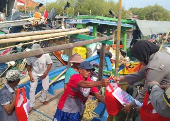 Peduli Nasib Nelayan yang Terdampak Cuaca Buruk, Kapolres Subang Berikan Bantuan Sembako