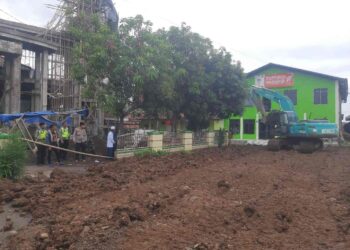 Tindak Lanjut Hasil Jum’at Curhat, Kapolsek Pamanukan Datangkan Eksavator Untuk Bantu Ratakan Halaman Masjid di Desa Batangsari Subang