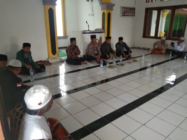 Dapat Laporan Ada Judi Kartu Saat Jum’at Curhat, Kapolsek Legonkulon : Akan Kami Tumpas Perjudian itu.!