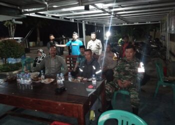 Perkuat Sinergitas dan Jaga Kedaulatan Budaya, Kapolsek Legonkulon Bersama Dansubramil Legonkulon Ajak Warga Nobar Wayang Kulit