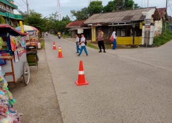 Polisi Sebrangkan Anak Sekolah, Bukti Polisi Penolong Masyarakat
