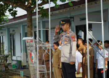 Jadi Inspektur Upacara di SMKN 1 Binong, Inilah Amanat Kapolsek Binong