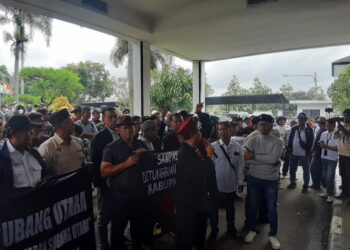 Ratusan Warga Pantura Subang Gerudug Gedung DPRD Kabupaten Subang