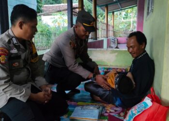 Derita Luka yang Tak Kunjung Sembuh, Balita di Desa Karangmulya Ditengok Kapolsek Legonkulon