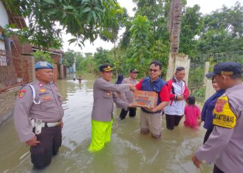 Cek Lokasi Banjir, Kapolsek Pusakanagara Berikan Bantuan pada Warga Terdampak Banjir