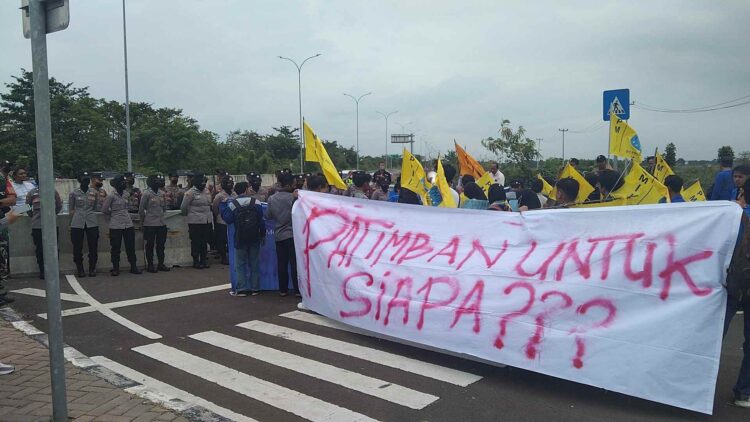 Puluhan Mahasiswa dan Masyarakat Desa Patimban Geruduk KSOP Pelabuhan Patimban