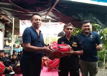 Rawat Seni dan Budaya, Mayjend TB Hasanuddin Serahkan Bantuan Kendang Pencak