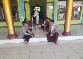 Gelar Jum’at Curhat di Desa Nanggerang, Kapolsek Binong Terima Laporan Pencarian Hewan Ternak