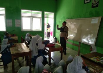 Berikan Edukasi Sejak Dini, Kanit Binmas Polsek Legonkulon Berikan Binluh pada Siswa Sekolah Dasar