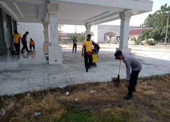 Wujud Implementasi dan konsensus Menjaga Kebersihan, Polsek Binong Gelar Jumsih di Masjid An-Nur