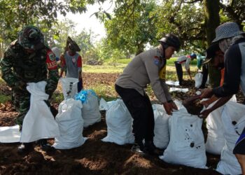 Sambut Bulan Ramadhan, Polsek Legonkulon Bersama Muspika Gelar Gotong Royong Bersihkan Lingkungan