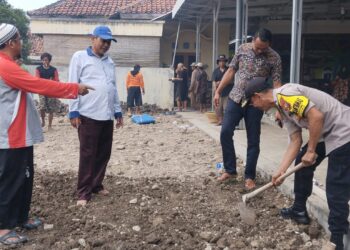 Pererat Tali Silaturahmi Polri dan Masyarakat, Bhabinkamtibmas Polsek Binong Gotong Royong Bangun Masjid
