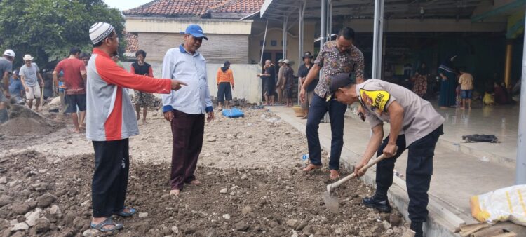 Pererat Tali Silaturahmi Polri dan Masyarakat, Bhabinkamtibmas Polsek Binong Gotong Royong Bangun Masjid