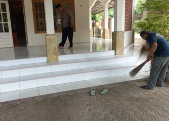 Sambut Ramadhan, Personel Polsek Legonkulon Bersih-Bersih Masjid