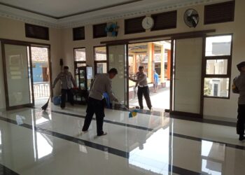 Sambut Ramadhan, Polsek Pagaden Berbagi Kebahagian Bersama Masyarakat dari Bersih-Bersih Masjid hingga Bagi-Bagi Bansos