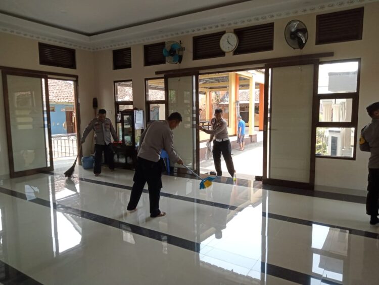 Sambut Ramadhan, Polsek Pagaden Berbagi Kebahagian Bersama Masyarakat dari Bersih-Bersih Masjid hingga Bagi-Bagi Bansos