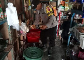 Bhabinkamtibmas Polsek Legonkulon Cek Harga Kebutuhan Pokok di Pasar