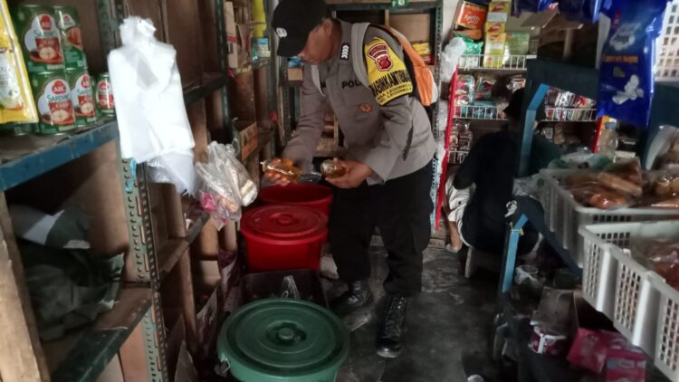 Bhabinkamtibmas Polsek Legonkulon Cek Harga Kebutuhan Pokok di Pasar
