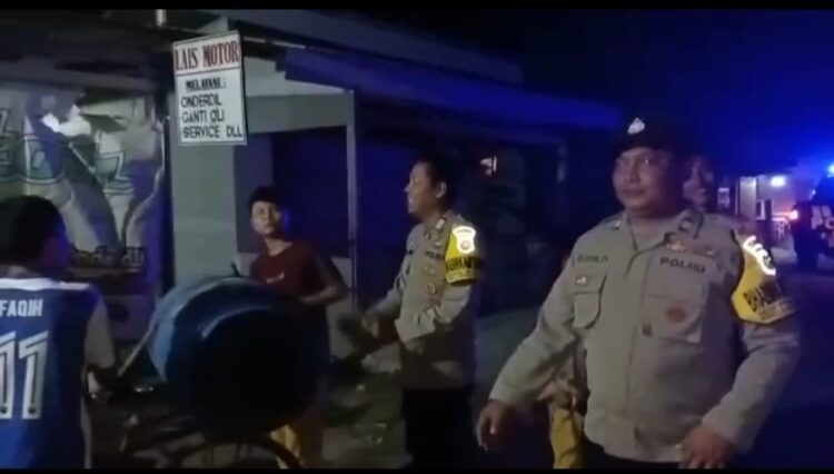 Cara Unik Bhabinkamtibmas Polsek Legonkulon Bangunkan Warga untuk Sahur