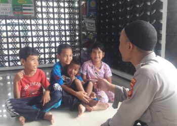 Sambangi Anak-Anak yang Sedang Bermain, Panit Binmas Polsek Pamanukan Himbau Anak-Anak Tak bermain Jauh dari Rumah