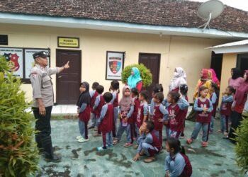 Outing Class, Murid TK Darussalam Kunjungi Polsek Legonkulon 