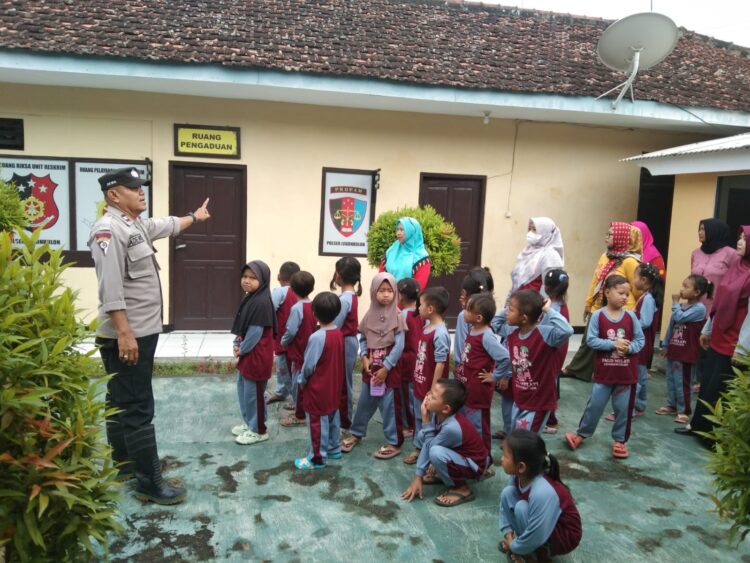 Outing Class, Murid TK Darussalam Kunjungi Polsek Legonkulon 