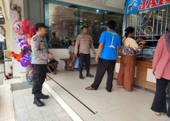 Antisipasi terjadinya tindakan kriminal di Pertokoan, Unit Patroli Sabhara Polsek Pamanukan Berikan Himbauan pada Masyarakat