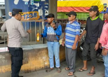 Jum’at Berkah, Kapolsek Pamanukan Bagi-Bagi Sirup pada Tukang Ojeg