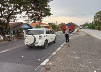 Cegah Terjadinya Kemacetan Kendaraan di Lokasi Perbaikan Jalan, Unit Lantas Polsek Pamanukan Atur Lalin