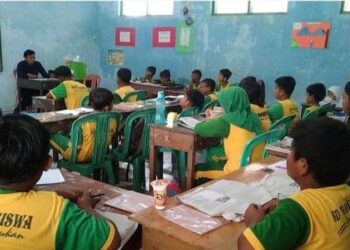Gunakan Kursi Plastik Karena Tak Ada Kursi Sekolah, Siswa SD Taman Siswa Sering Terjatuh