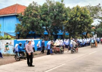 Selain Mengurangi Kemacetan Lalu Lintas, Personil Unit Lantas Polsek Pamanukan Seberangkan Anak Sekolah