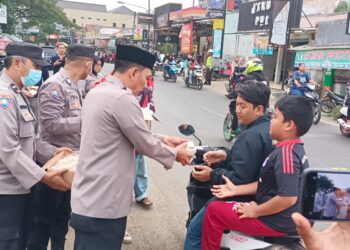 Gandeng Ormas dan Karang Taruna Kapolsek Pagaden Bagikan Ratusan Takjil