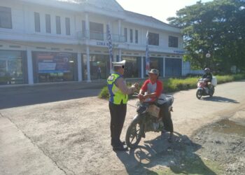 Polisi Tegur Pengendara Motor, Gegara ke Pasar Gak Pakai Helm