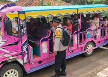 Temui Mobil Odong-odong, Bhabinkamtibmas Polsek Pagaden Berikan Edukasi pada Driver