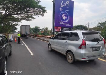 Cegah Terjadinya Kemacetan Kendaraan di Lokasi Perbaikan Jalan, Unit Lantas Polsek Pamanukan Atur Lalin