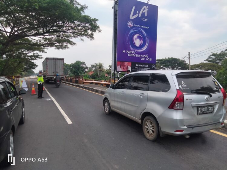 Cegah Terjadinya Kemacetan Kendaraan di Lokasi Perbaikan Jalan, Unit Lantas Polsek Pamanukan Atur Lalin