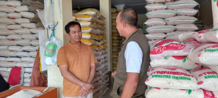 Cek Ketersediaan Kebutuhan Beras Menjelang Idul Fitri, Panit Intelkam Polsek Pamanukan : Stok Tetap Masih Aman