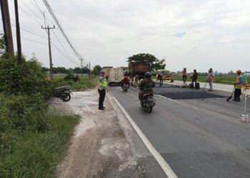 Gatur Pagi, Polsek Pamanukan Berikan Kelancaran Lalu Lintas di Jalan Raya